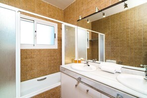 Combined shower/tub, bidet, towels
