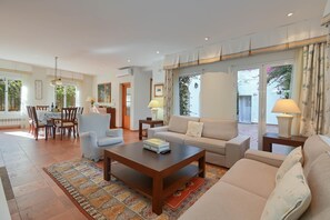 Fernseher, Kamin, DVD-Player