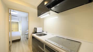 Fridge, microwave, stovetop, cookware/dishes/utensils