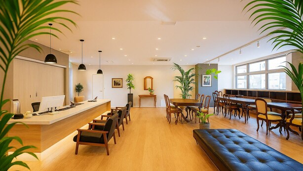 Interior moderno de hotel com cozinha, sala de jantar e área de estar.
