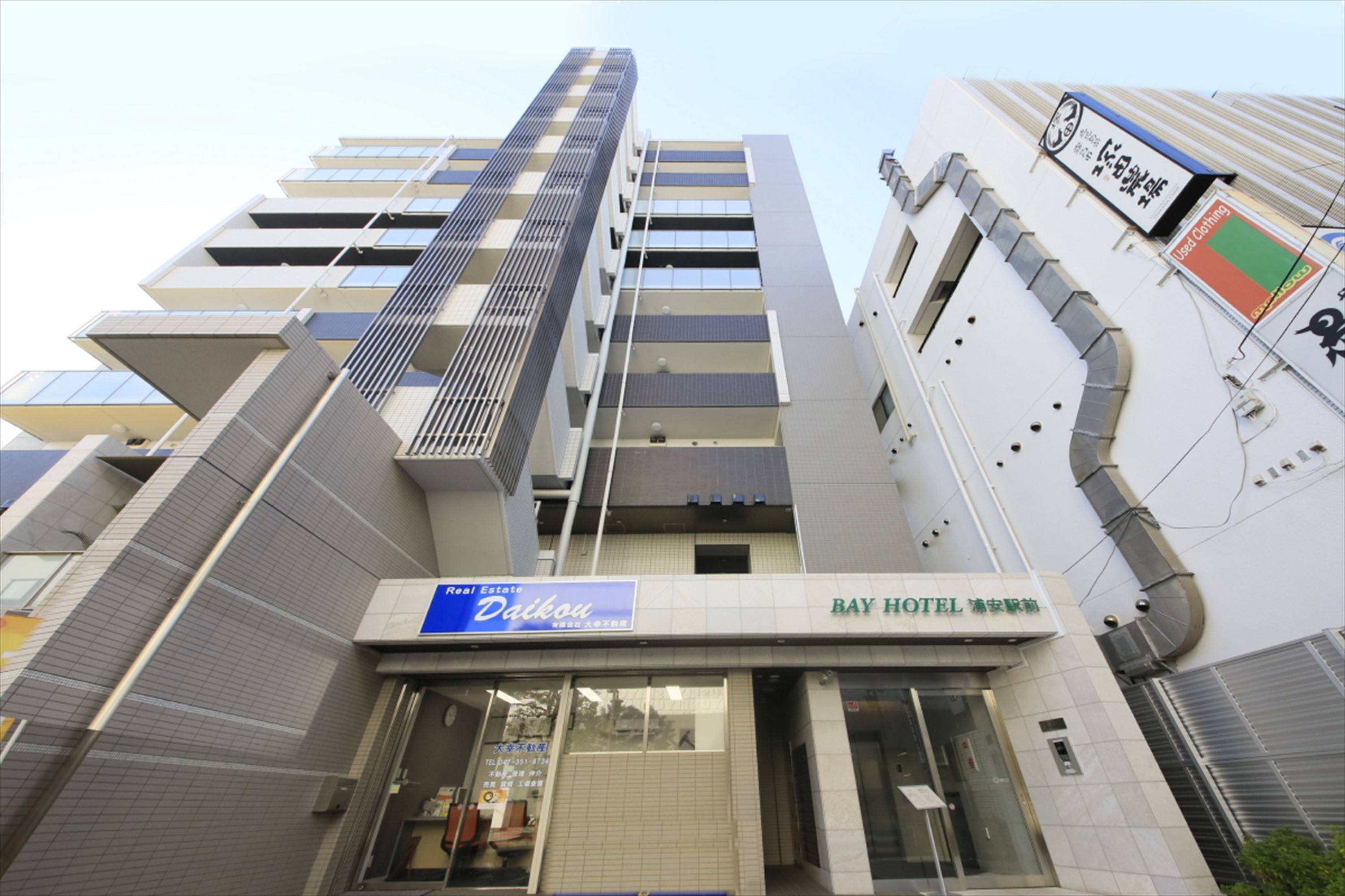 Un moderno edificio de hotel con un letrero que dice 'Daihou' y 'Bay Hotel'.