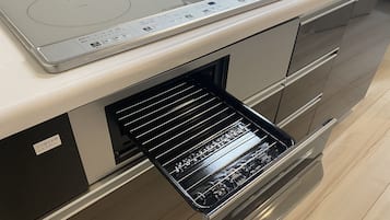 Refrigerador, microondas, placa de cocina, utensilios de cocina