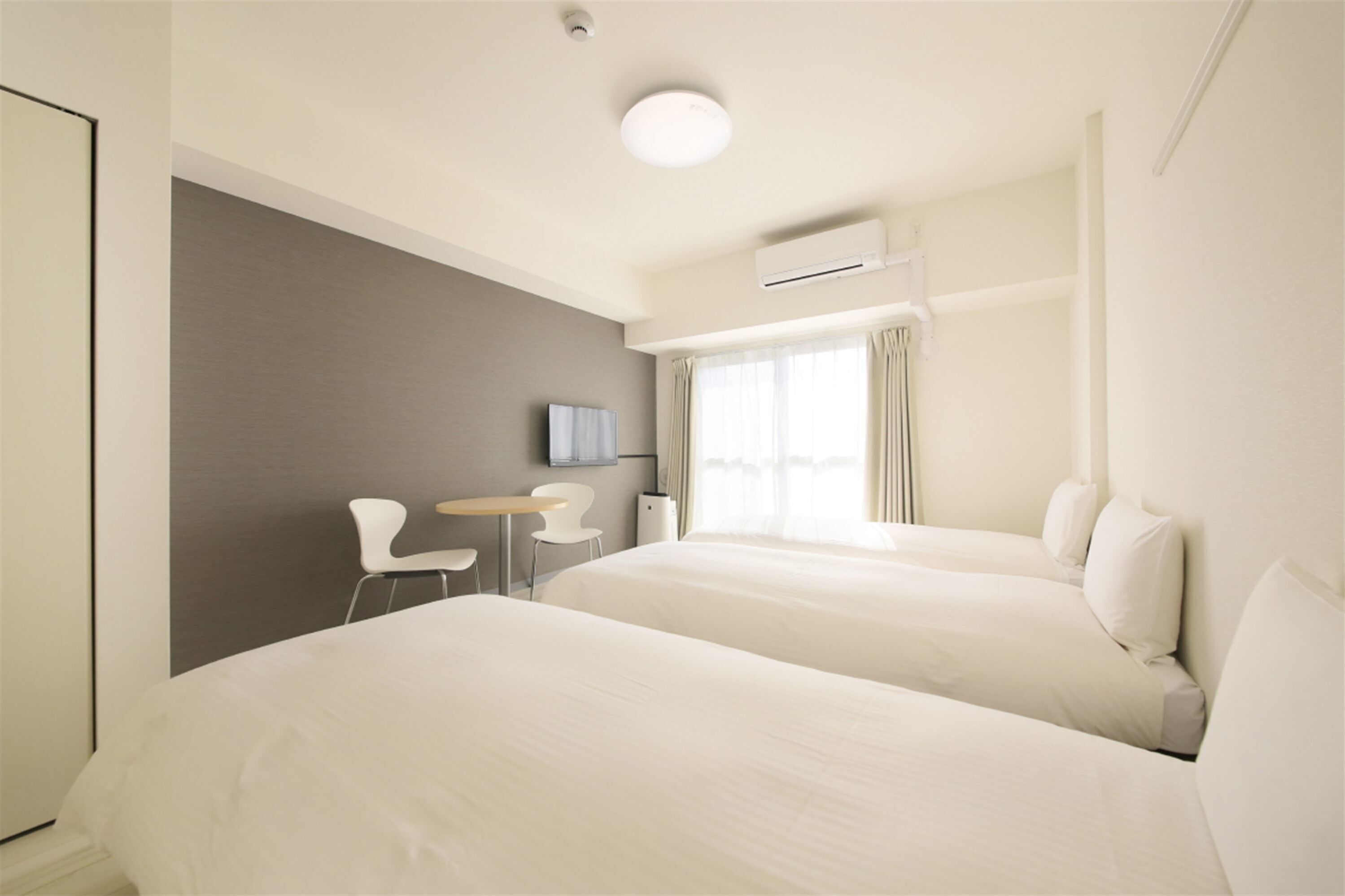 Soundproofing, free WiFi, bed sheets
