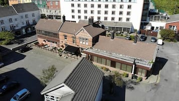 Ein mehrstöckiges Hotel mit Parkplatz davor.