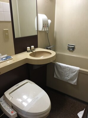 Combined shower/bathtub, free toiletries, hair dryer, slippers