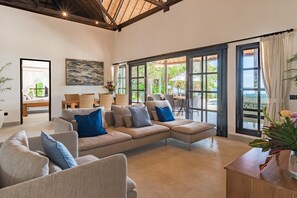 Televisie, een dvd-speler en boeken