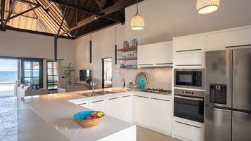 Kühlschrank, Mikrowelle, Herdplatte, Wasserkocher mit Kaffee-/Teezubehör