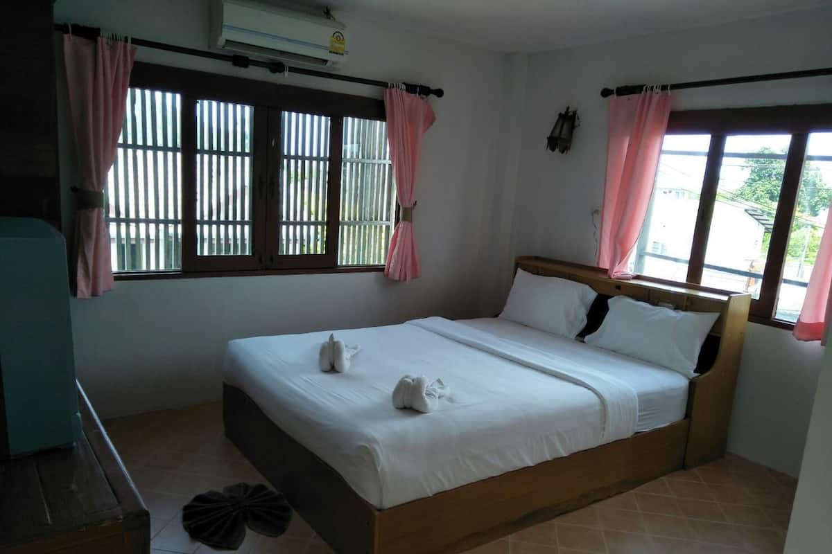 Superior Double Room | In-room safe, iron/ironing board, WiFi (free)