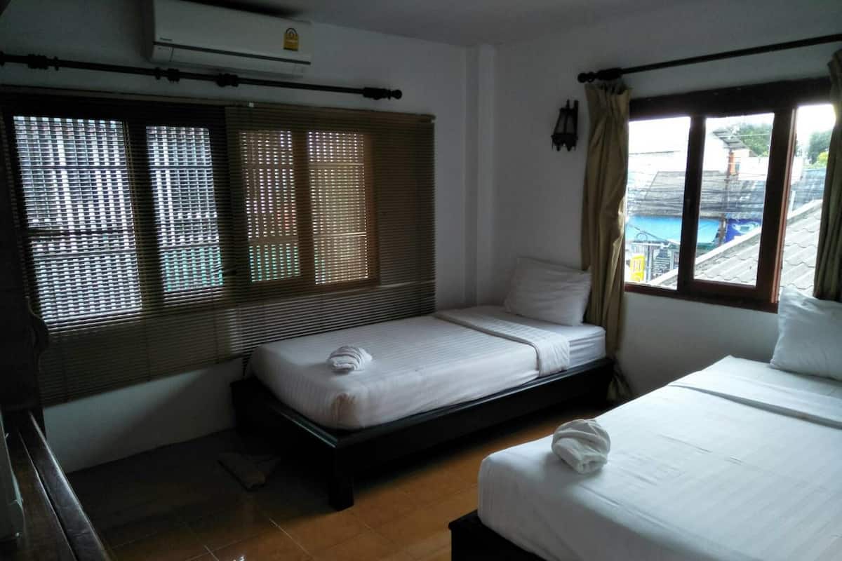Superior Twin Room | In-room safe, iron/ironing board, WiFi (free)