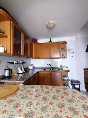 Fridge, oven, stovetop, coffee/tea maker