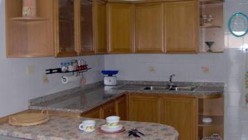 Fridge, oven, stovetop, coffee/tea maker