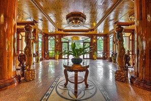 Tremannsrom – deluxe, 3 soverom, byutsikt | Oppholdsrom | En 32-tommers LCD-TV med kabel-kanaler samt TV