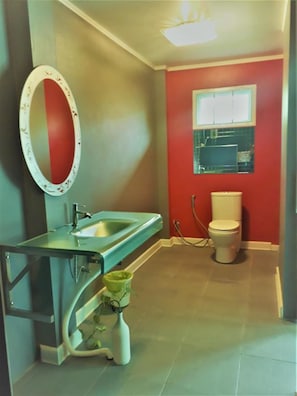 Bungalow Tiêu chuẩn | Phòng tắm | Buồng tắm vòi sen, khăn tắm