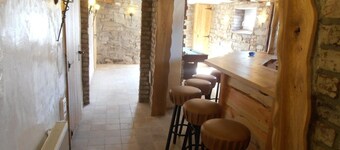 14 henkilöä mökissä baari, sauna ja Poolbiljart.