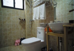 Family Room | Bathroom | Shower, rainfall showerhead, free toiletries, hair dryer