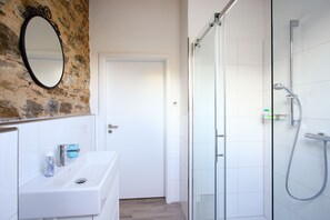 Een douche, een haardroger, handdoeken