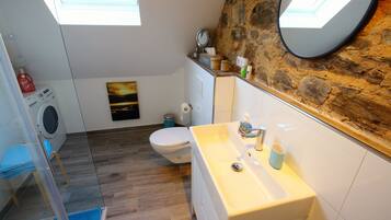 Dusche, Haartrockner, Handtücher