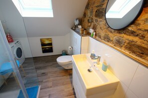 Een douche, een haardroger, handdoeken