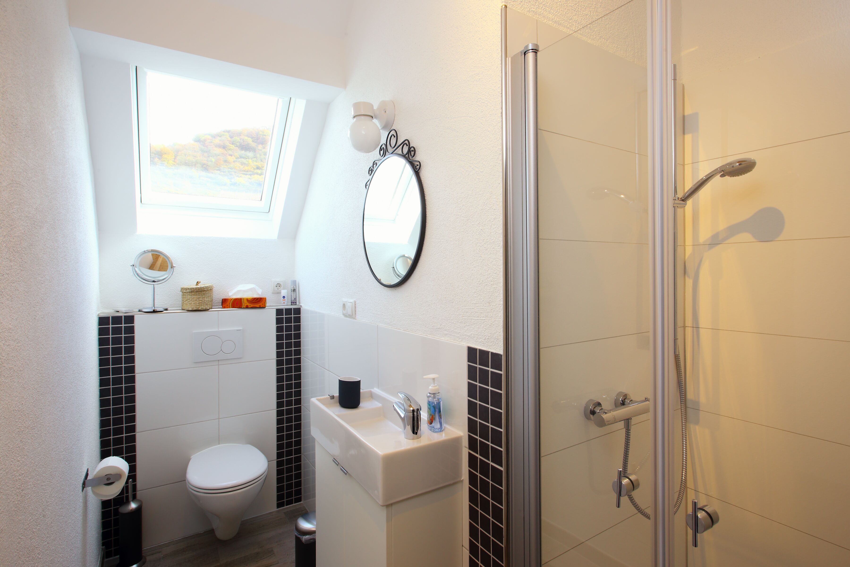 Ein Badezimmer mit Toilette, Waschbecken und Dusche.