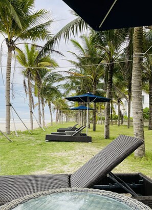 Privatstrand in der Nähe, Liegestühle, Sonnenschirme