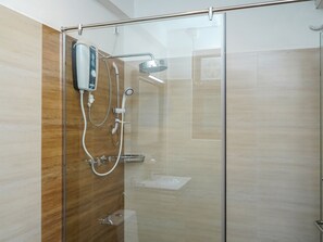 Superior Twin Room | Bathroom | Rainfall showerhead, free toiletries, bidet, towels