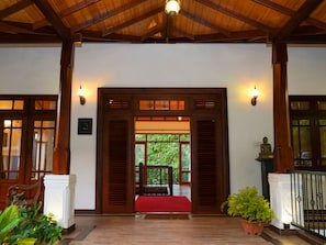 Interior entrance - The Grand Hanthana (Kandy)