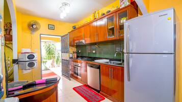 3-Bedroom House with Private Pool | Dapur peribadi | Peti sejuk, ketuhar gelombang mikro, ketuhar, dapur