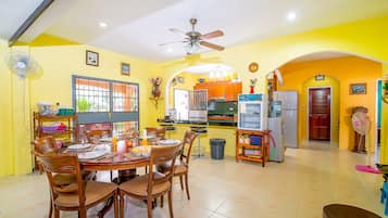 3-Bedroom House with Private Pool | Makan dalam bilik