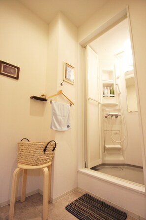 Shower, hair dryer, slippers, electronic bidet - Hostel TOKI (Fukuoka)