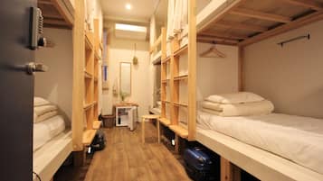 Dormitorio compartido, dormitorio mixto | Caja de seguridad en la habitación y escritorio 