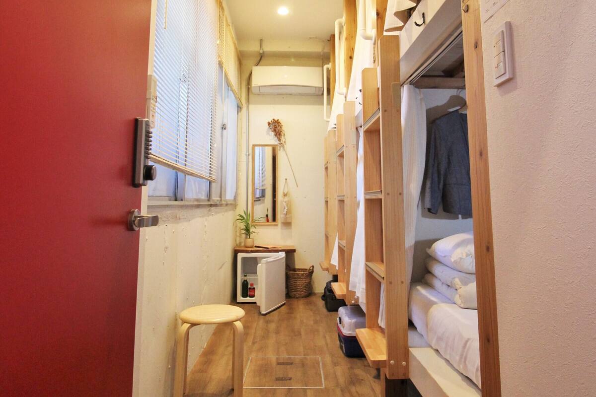宿舍, 女士专用房 | 客房内保险箱、办公桌、笔记本电脑工作区、遮光窗帘