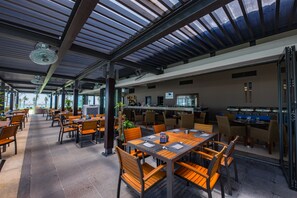 2 outdoor pools - Vacation Homes Ocean Apartment (Da Nang)