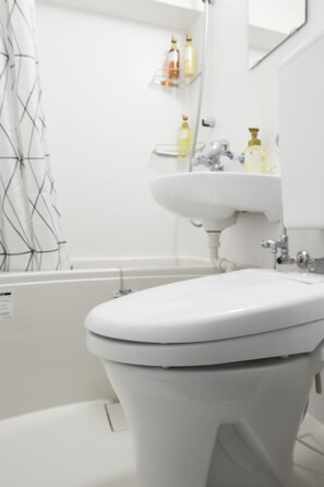 Combined shower/bathtub, deep-soaking bathtub, free toiletries