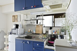 Habitación con 2 camas individuales (4th Floor) | Cocina básica privada | Frigorífico, microondas, placa de cocina y cafetera o tetera