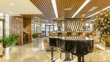 2 bars/lounges