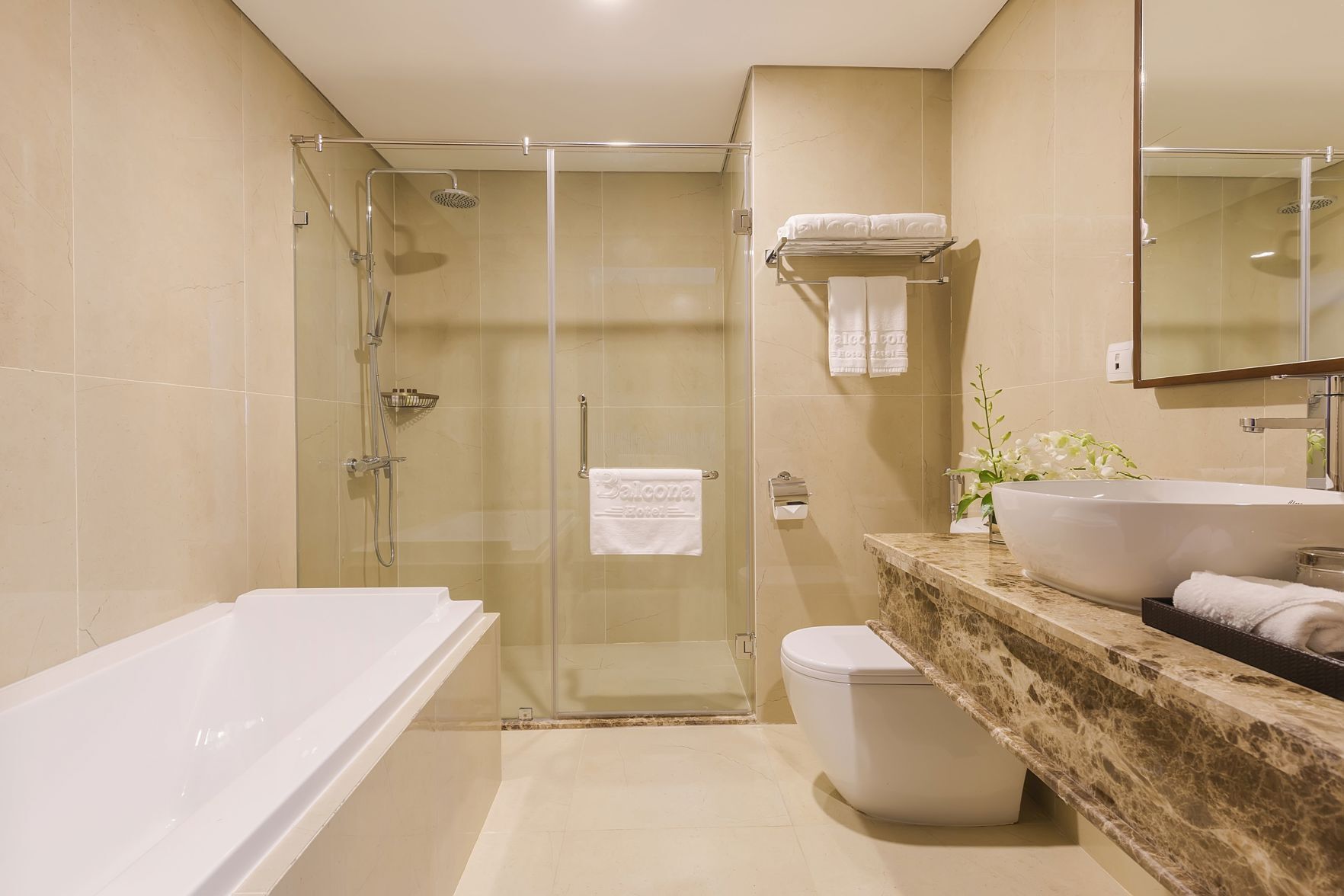 Baño | Artículos de higiene personal gratuitos, secador de pelo y zapatillas