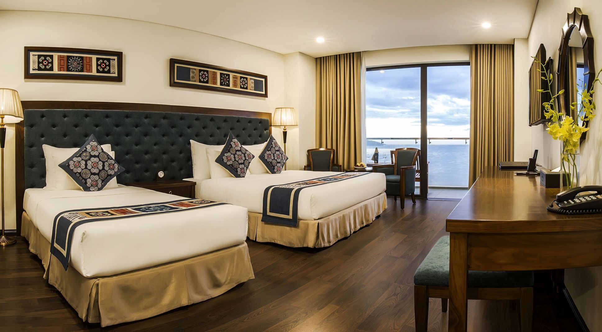 高档床上用品、迷你吧、客房内保险箱、遮光窗帘