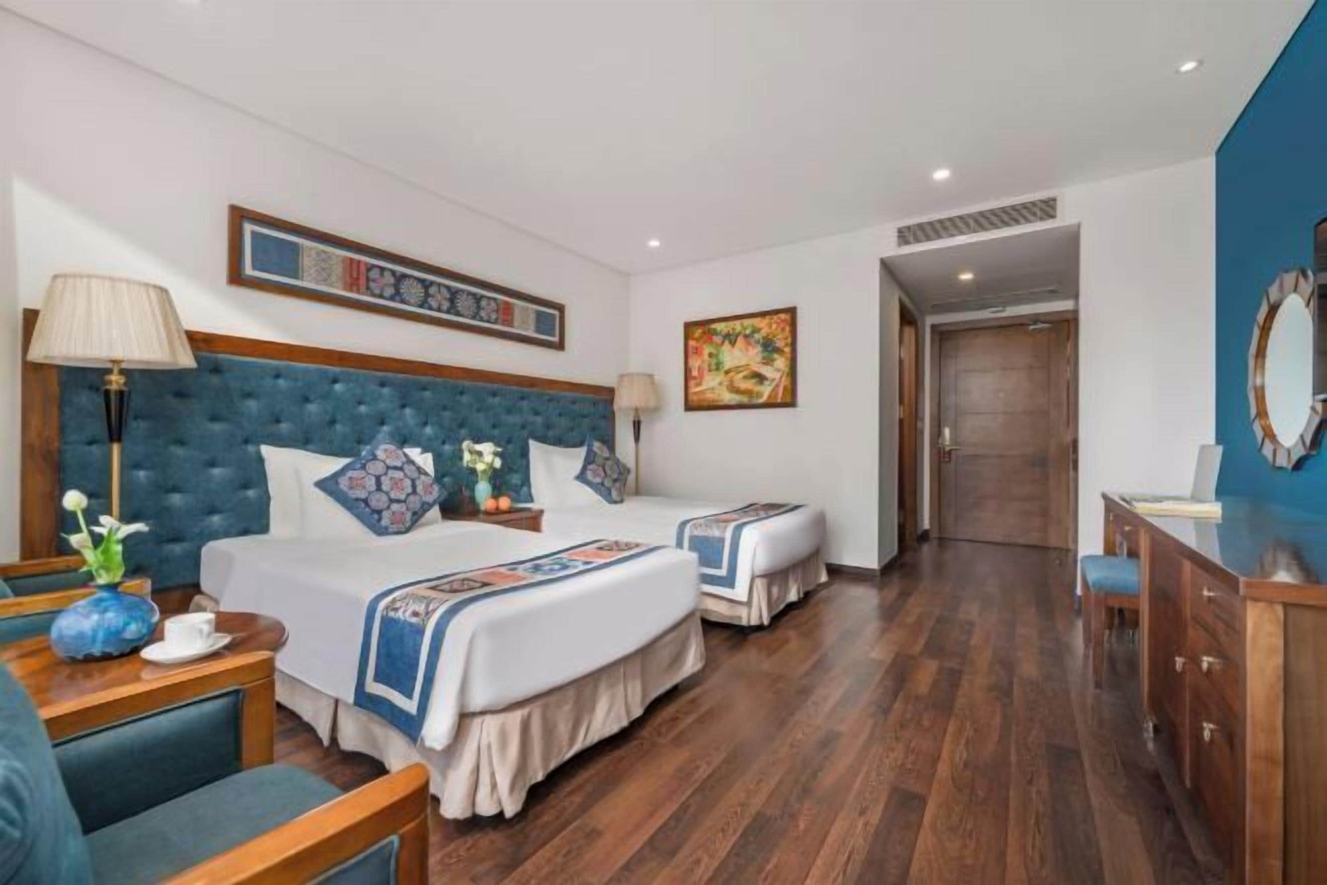 Sengetøy av topp kvalitet, minibar, safe på rommet og blendingsgardiner