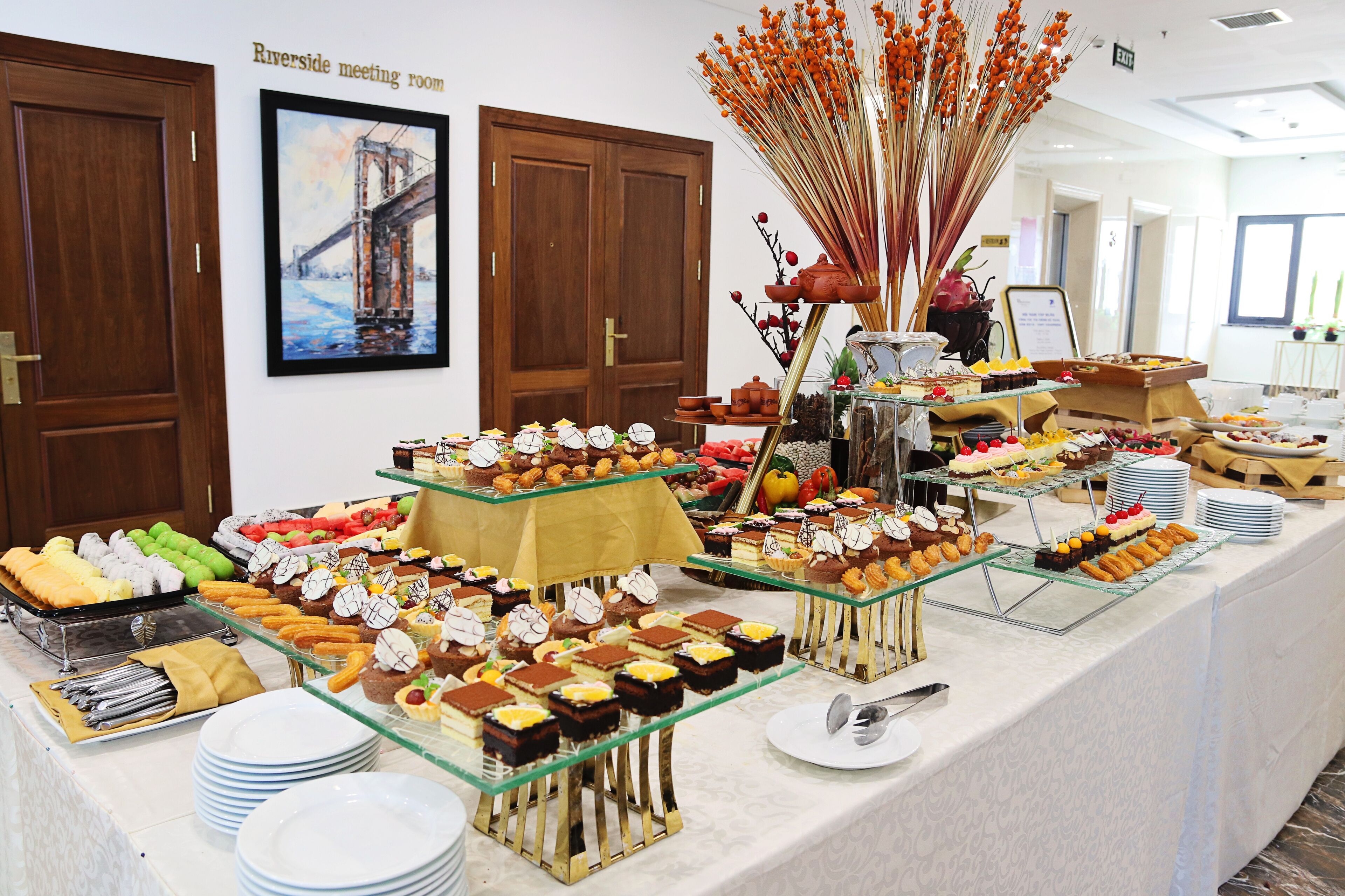 3 restaurants, breakfast served