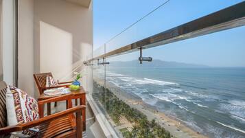 Premier Twin Room, Balcony, Oceanfront | Premium bedding, minibar, in-room safe, blackout drapes
