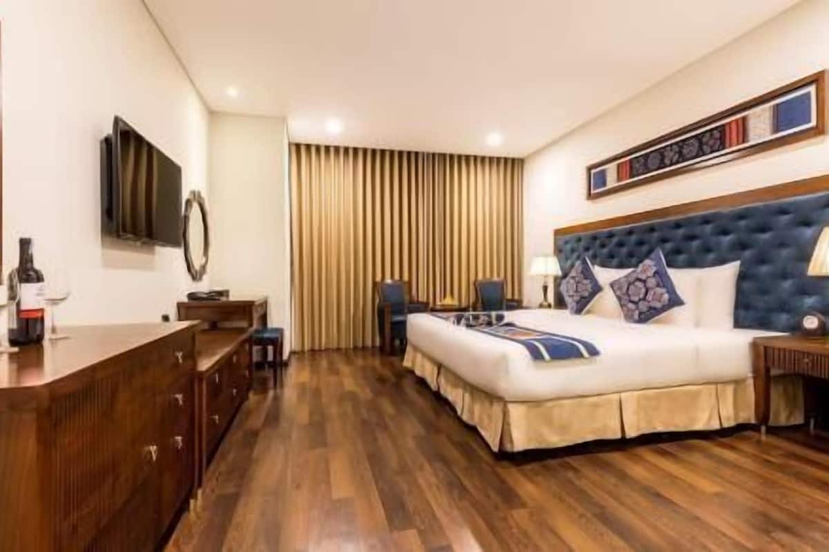 Premium bedding, minibar, in-room safe, blackout drapes