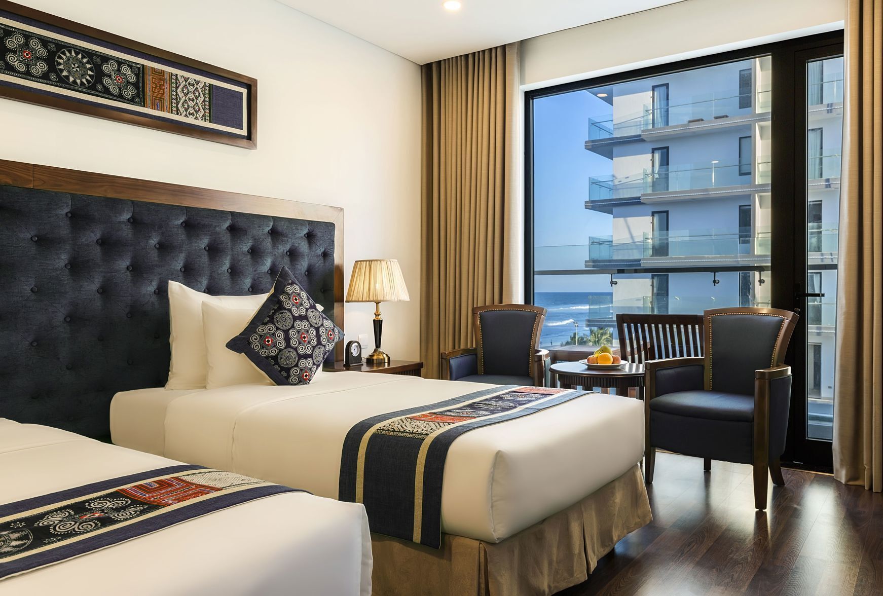 高档床上用品、迷你吧、客房内保险箱、遮光窗帘