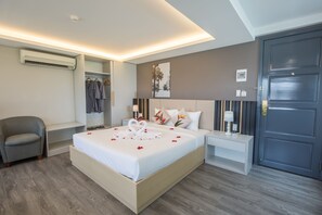 Kahden hengen deluxe-huone (yksi tai kaksi sänkyä), kaupunkinäköala | Minibaari, yksilöllisesti kalustettu, työpöytä, äänieristys