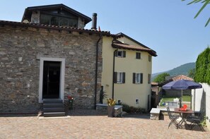 Outdoor dining - Modern loft in Ticino, quiet location, family-friendly, pool (Vernate TI)