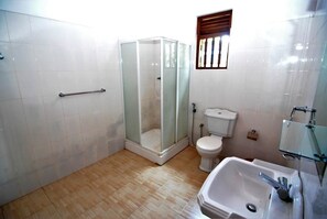 Shower, free toiletries - Mangrove Villa (Matugama)