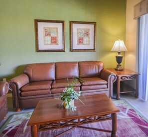 Condo luxo, 2 quartos | Sala de estar | TV de tela plana 42 polegadas com canais a cabo, TV, filmes pagos