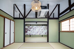 京町家一棟貸 | 1 室のベッドルーム、羽毛の掛け布団、遮光カーテン、WiFi (無料)