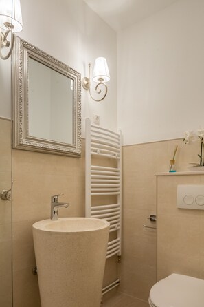 Een haardroger, handdoeken, zeep, shampoo