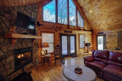 Grand Mountain Views Cabin - Hot Tub, Fire Pit, Casino!