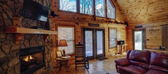 Grand Mountain Views Cabin - Hot Tub, Fire Pit, Casino!